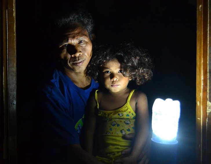 Dự án Lít ánh sáng: Biến chai nhựa thành bóng đèn ma thuật, đem ánh sáng đến cho hơn 350.000 người trên thế giới  - Ảnh 1.