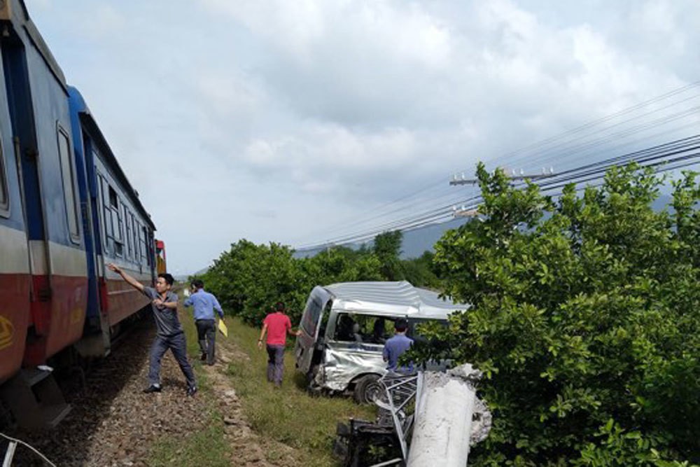 Hiện trường tàu hỏa tông ô tô 16 chỗ 3 người chết ở Bình Thuận - Ảnh 1.