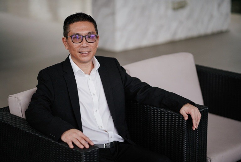 Nhờ bị bạn gái đá vì là nhân viên dọn vệ sinh không có tương lai, người đàn ông quyết vươn lên, trở thành CEO công ty hàng đầu Singapore - Ảnh 1.