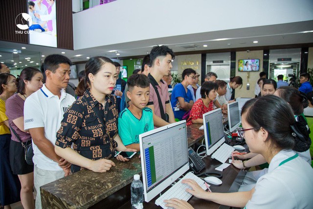 Được thông tuyến bảo hiểm y tế, người dân hồ hởi đăng ký khám tại Thu Cúc - Ảnh 1. Được thông tuyến bảo hiểm y tế, người dân hồ hởi đăng ký khám tại Thu Cúc - Ảnh 1.