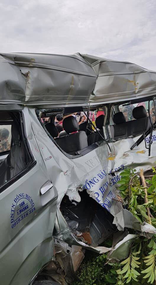 Hiện trường tàu hỏa tông ô tô 16 chỗ 3 người chết ở Bình Thuận - Ảnh 10.