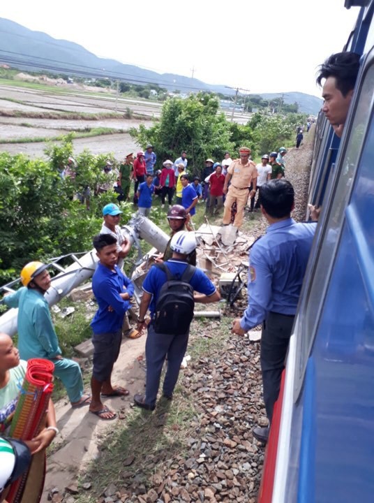 Hiện trường tàu hỏa tông ô tô 16 chỗ 3 người chết ở Bình Thuận - Ảnh 2.