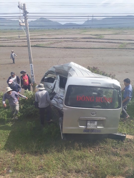 Hiện trường tàu hỏa tông ô tô 16 chỗ 3 người chết ở Bình Thuận - Ảnh 3.