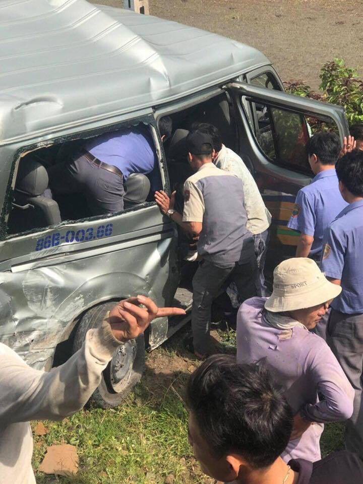 Hiện trường tàu hỏa tông ô tô 16 chỗ 3 người chết ở Bình Thuận - Ảnh 6.