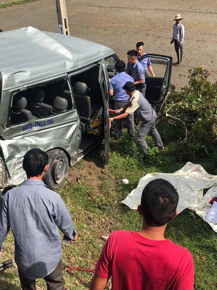 Hiện trường tàu hỏa tông ô tô 16 chỗ 3 người chết ở Bình Thuận - Ảnh 7.