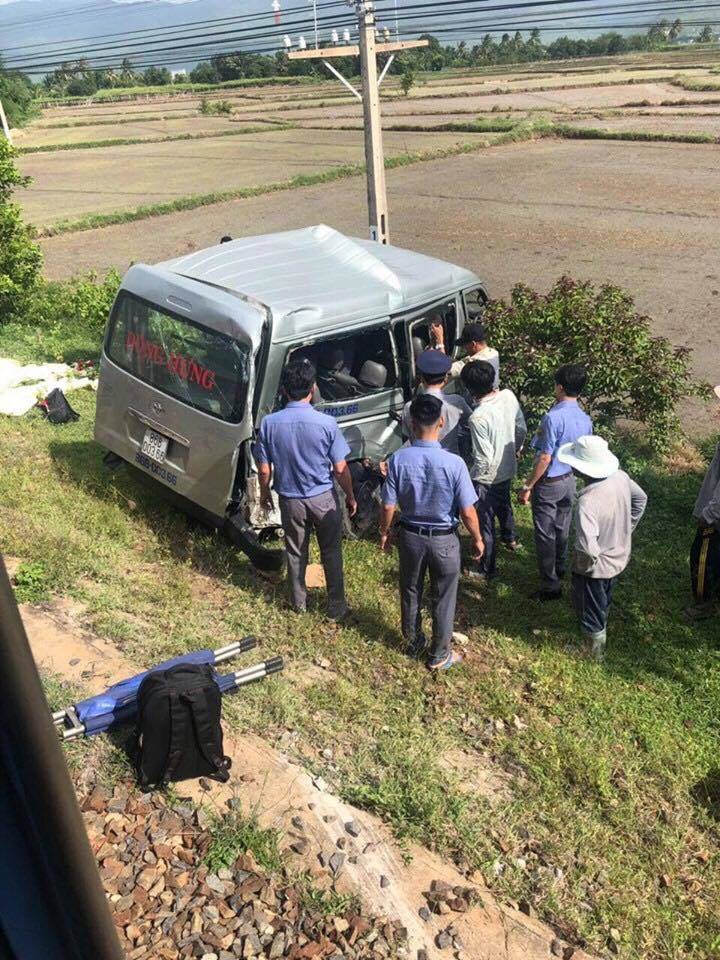 Hiện trường tàu hỏa tông ô tô 16 chỗ 3 người chết ở Bình Thuận - Ảnh 8.