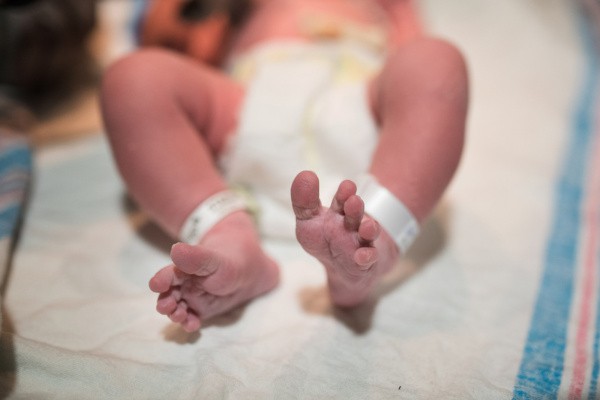 picture-of-newborn-feet-in-the-hospital-by-Kellie-Bieser-e1564542869493
