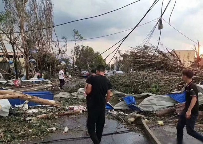 Vòi rồng tàn phá thành phố Trung Quốc như ngày tận thế, hơn 200 người thương vong - Ảnh 7.