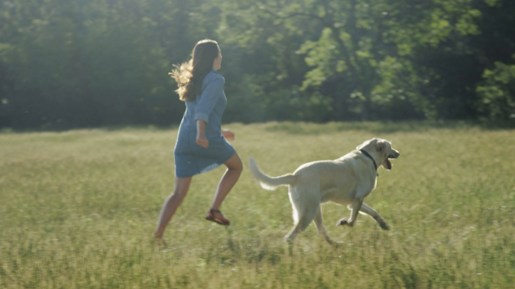 girl-running-through-field-with-dog_ed-kgrvkl__F0004