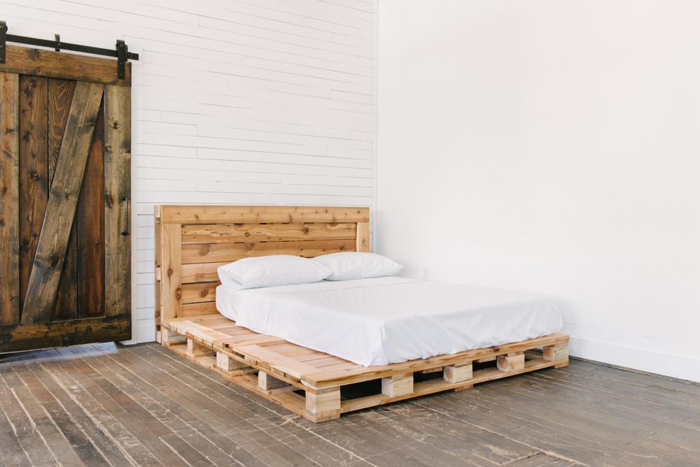 Queen_Pallet_Bed_with_cstudiohome_com_bedding_jpg_1000x