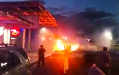 Xế hộp bốc cháy nghi ngút ở sân bay Đà Nẵng - Ảnh 2.