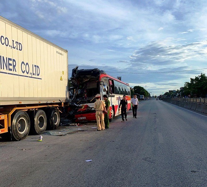 Xe chở đoàn khách đi du lịch đâm đuôi container, 15 người thương vong - Ảnh 1.