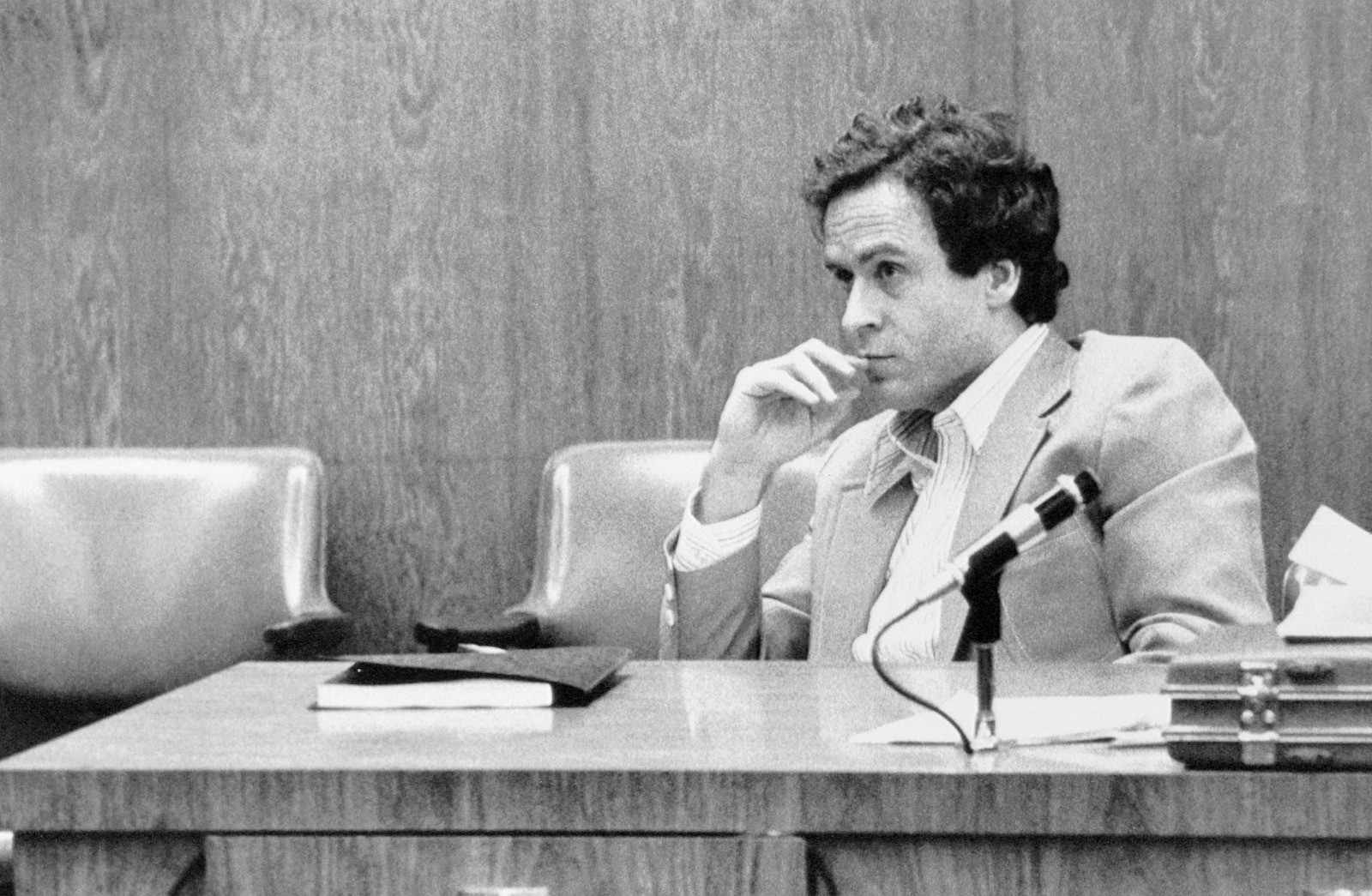 Ted Bundy: Đằng sau vỏ bọc điển trai, học trường luật là con ác quỷ từng ra tay giết hơn 30 mạng người có vẻ ngoài giống bạn gái cũ - Ảnh 6.