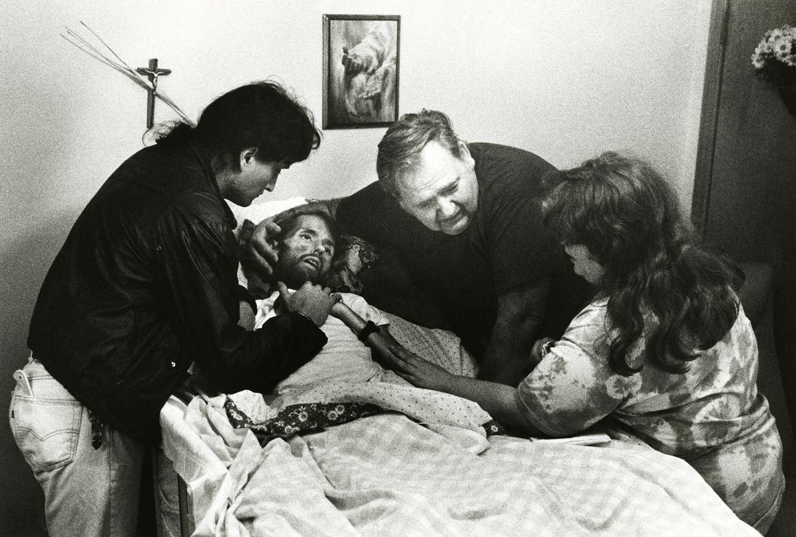 Khoảnh khắc người cha ôm chặt con trai trên giường bệnh và câu chuyện phía sau bức ảnh làm thay đổi bộ mặt của căn bệnh thế kỉ HIV/AIDS - Ảnh 2.