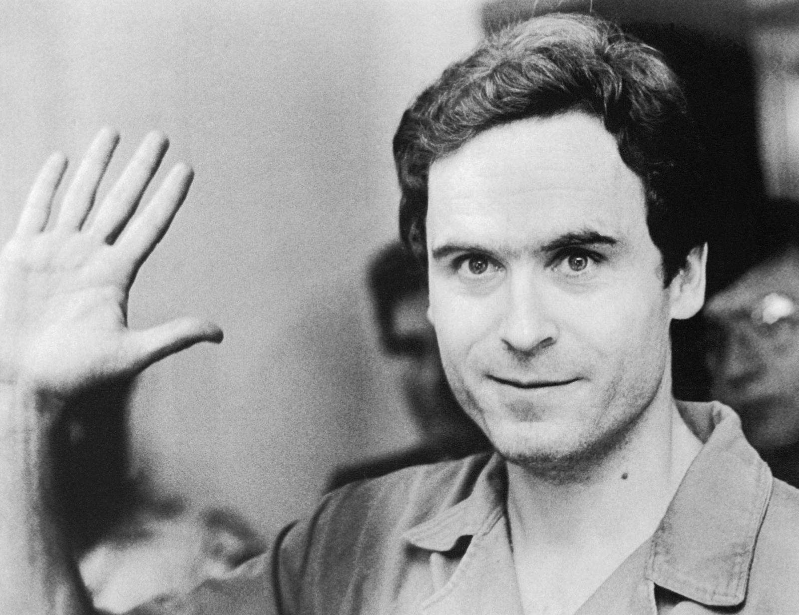 Ted Bundy: Đằng sau vỏ bọc điển trai, học trường luật là con ác quỷ từng ra tay giết hơn 30 mạng người có vẻ ngoài giống bạn gái cũ - Ảnh 2.