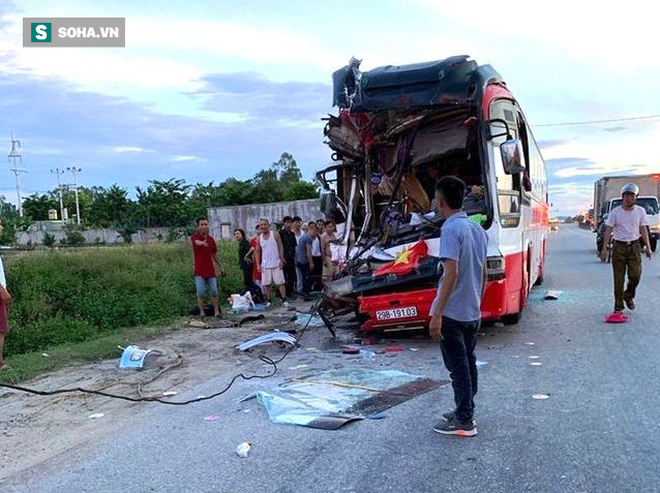 Vụ xe khách chở đoàn du lịch gặp nạn: Nghe tiếng rầm, mở mắt dậy, tôi thấy người nằm la liệt - Ảnh 2.