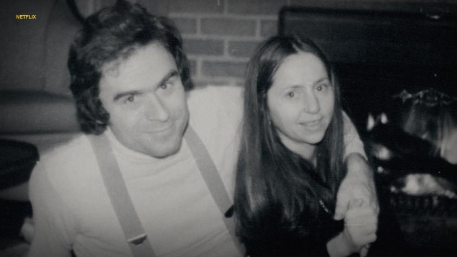 Ted Bundy: Đằng sau vỏ bọc điển trai, học trường luật là con ác quỷ từng ra tay giết hơn 30 mạng người có vẻ ngoài giống bạn gái cũ - Ảnh 3.