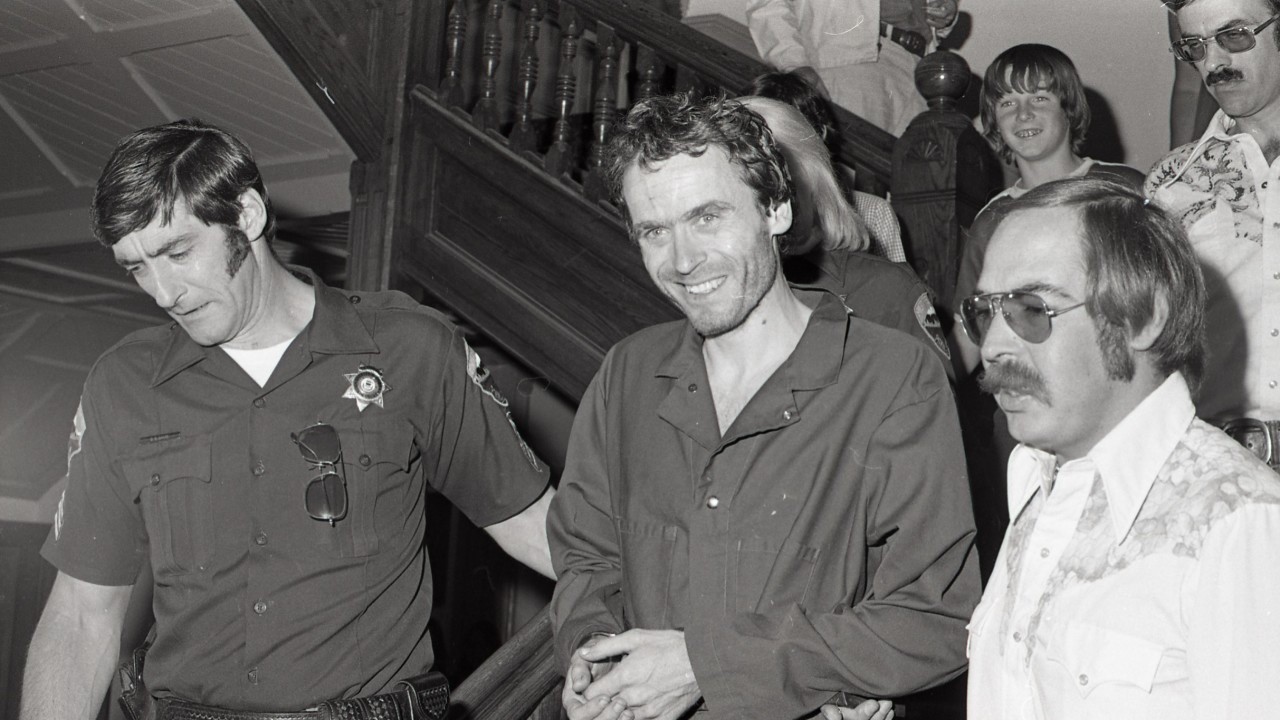 Ted Bundy: Đằng sau vỏ bọc điển trai, học trường luật là con ác quỷ từng ra tay giết hơn 30 mạng người có vẻ ngoài giống bạn gái cũ - Ảnh 9.