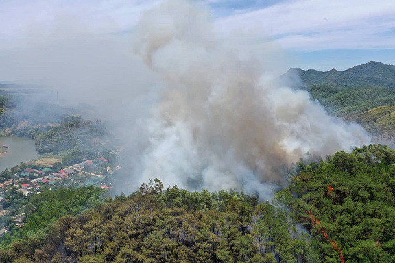 Hà Tĩnh tiếp tục cháy rừng trên diện rộng, cả huyện Hương Sơn mất điện - Ảnh 1.
