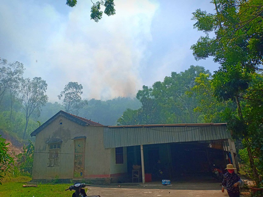 Hà Tĩnh tiếp tục cháy rừng trên diện rộng, cả huyện Hương Sơn mất điện - Ảnh 3.