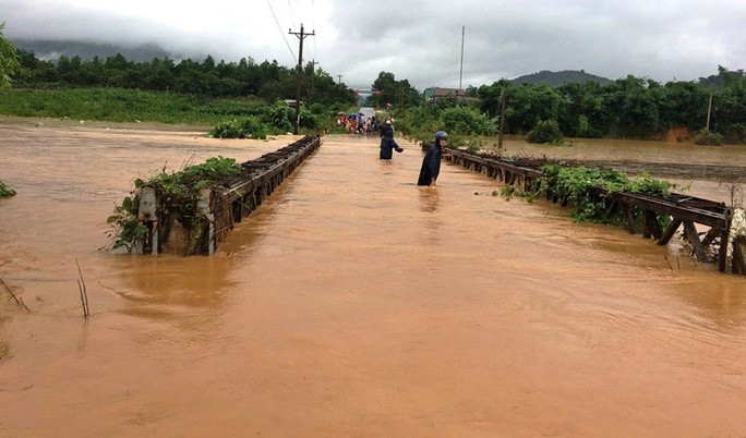 Xúc động tiễn biệt Công an viên Phạm Minh Tú tử vong do lũ cuốn trôi - Ảnh 3.