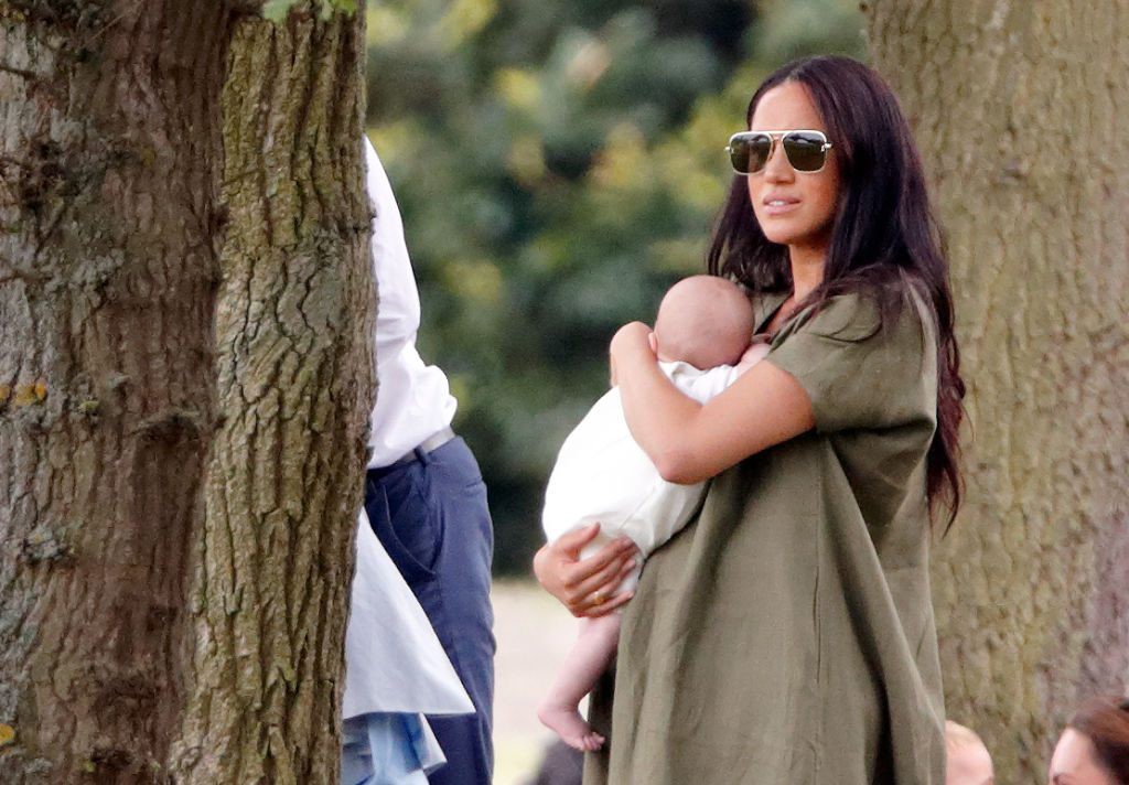 Meghan-Markle-holding-baby-archie-1024x712