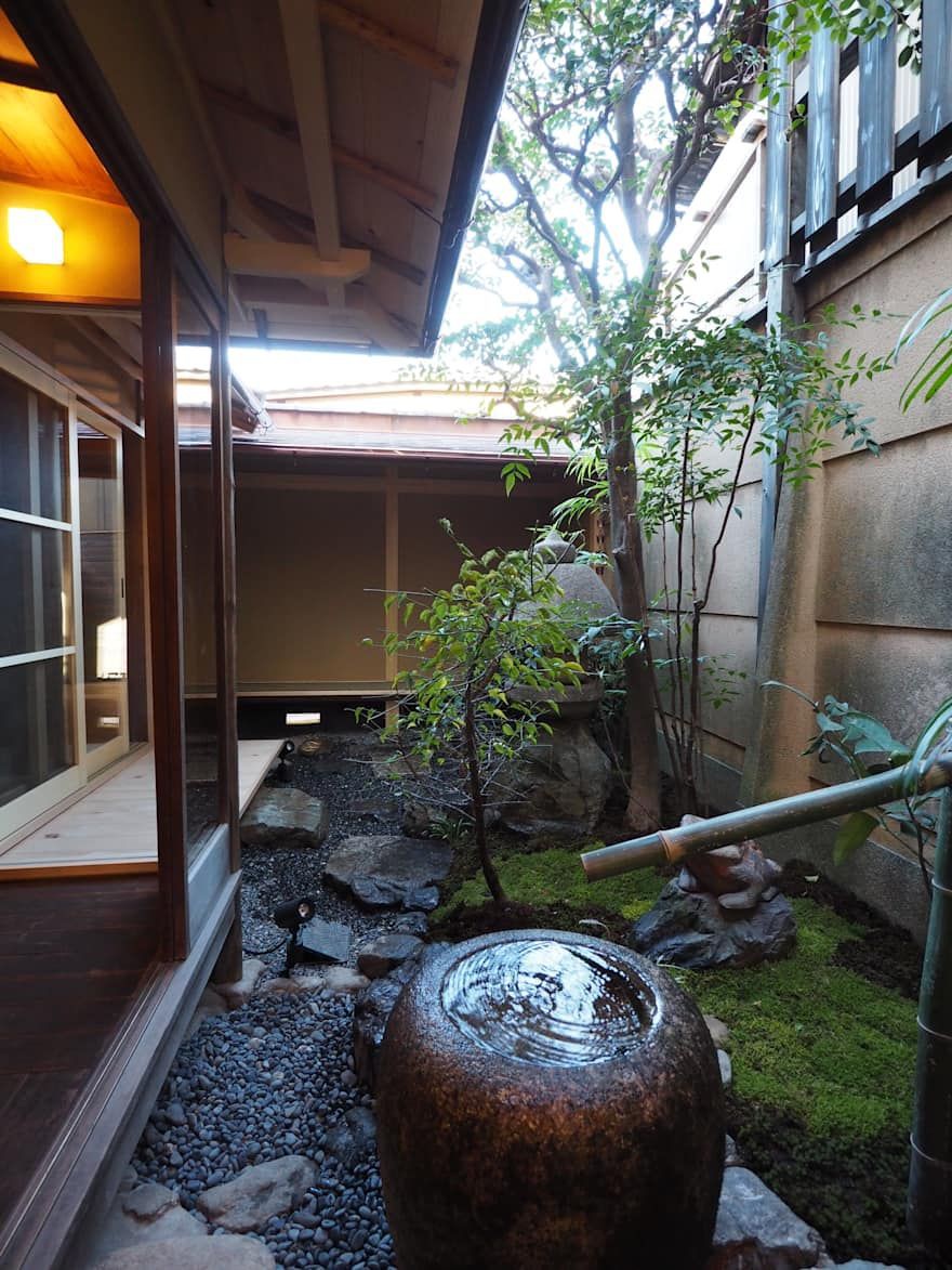 Trang trí sân vườn Nhật Bản là một trong những món đồ dùng không thể thiếu cho những ai yêu thích nghệ thuật kiến trúc. Hãy tìm kiếm hình ảnh liên quan và khám phá ngay những ý tưởng tuyệt vời cho sân vườn của bạn. Chắc chắn bạn sẽ bị cuốn hút bởi sự thanh bình và tĩnh lặng mà trang trí sân vườn Nhật Bản mang lại.