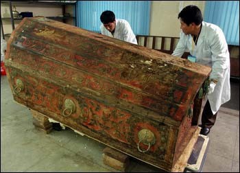 Phát hiện thi thể đội vương miện trong lăng mộ cổ nghìn năm, các chuyên gia đau đầu suy đoán danh tính thật sự và nguyên nhân qua đời - Ảnh 2.