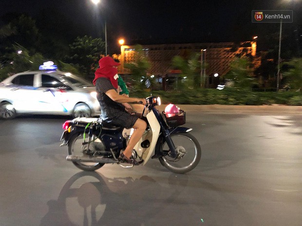 Thót tim nữ ninja đi băng băng trên đường Hà Nội, 1 tay lái xe máy, 1 tay... bồng con nhỏ - Ảnh 1. Thót tim nữ ninja đi băng băng trên đường Hà Nội, 1 tay lái xe máy, 1 tay... bồng con nhỏ - Ảnh 1.
