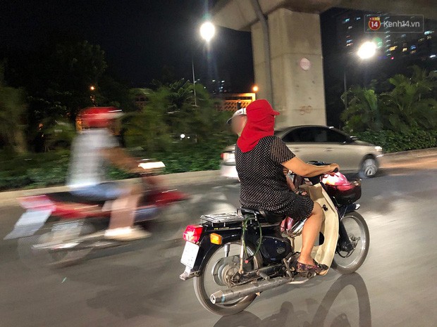 Thót tim nữ ninja đi băng băng trên đường Hà Nội, 1 tay lái xe máy, 1 tay... bồng con nhỏ - Ảnh 2. Thót tim nữ ninja đi băng băng trên đường Hà Nội, 1 tay lái xe máy, 1 tay... bồng con nhỏ - Ảnh 2.