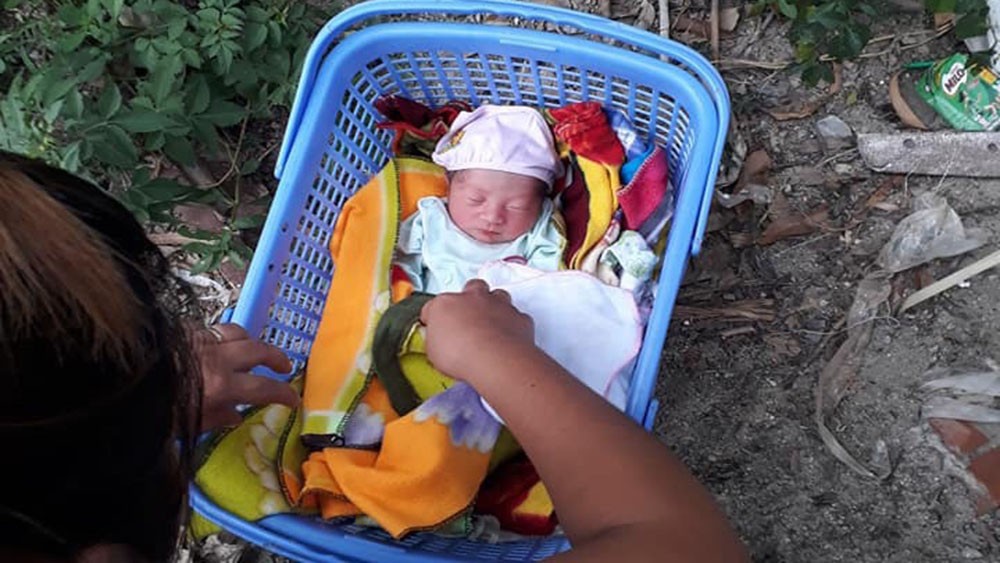 Phát hiện một bé gái sơ sinh bị bỏ rơi trước của nhà lương y tại Bắc Giang - Ảnh 1.