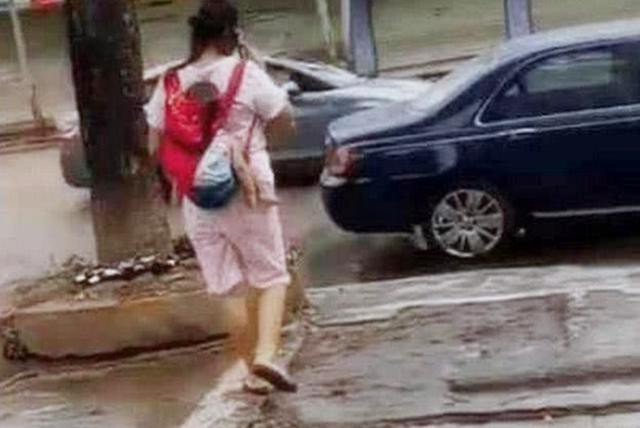 Thót tim nhìn cảnh bà mẹ địu con đi trên đường, chỉ 1 sơ suất nhỏ mà bé có nguy cơ rơi ngã bất cứ lúc nào