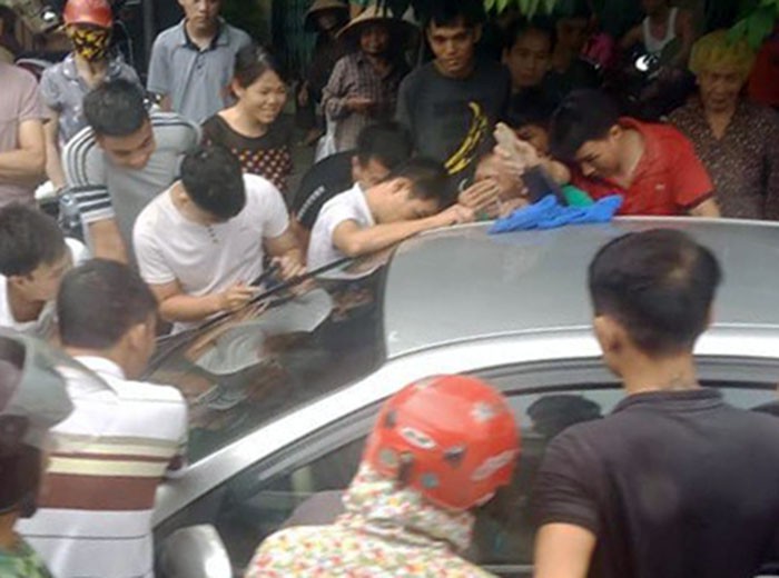  Giải cứu 2 cháu bé mắc kẹt trong ô tô ở Quảng Ninh - Ảnh 2.
