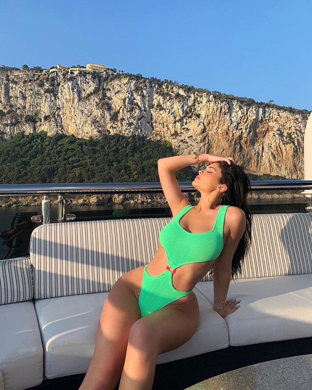 Đại hội bikini của Kylie: hở nhiều hay ít cũng phồn thực, ai ngắm đều phải sốc vì độ siêu to khổng lồ của V1 và V3 của nàng tỷ phú - Ảnh 6.