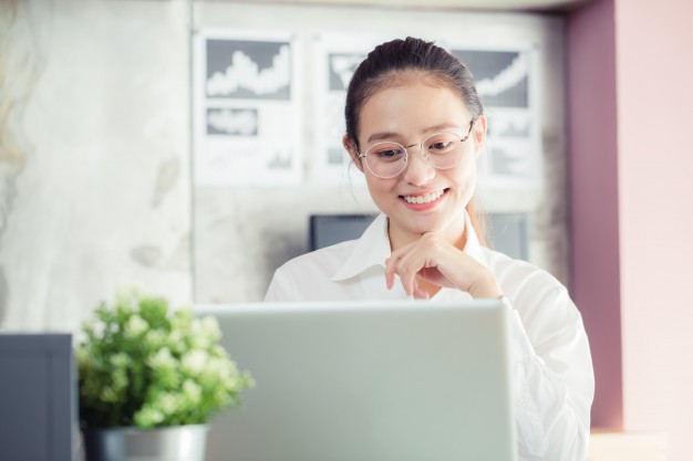 asian-women-sitting-smiling-while-working-mobile-office-concept_7182-361