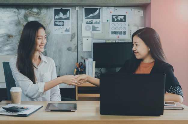 beautiful-young-asian-girl-businesswoman-meeting-shake-hands-home-office_7191-543