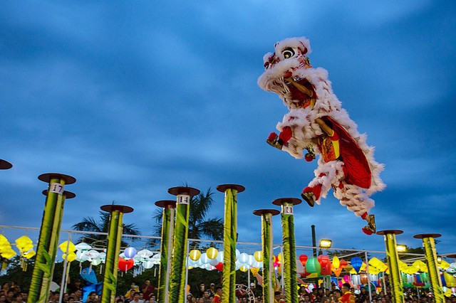 Mai hoa thung trên nước lần đầu tiên được biểu diễn ở Lễ hội lân sư rồng quốc tế Đà Nẵng 2019 - Ảnh 1.
