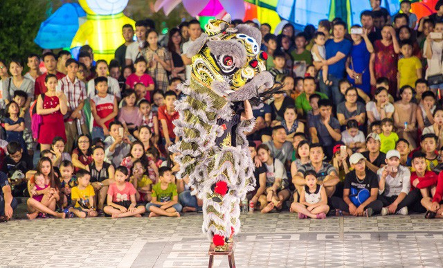 Mai hoa thung trên nước lần đầu tiên được biểu diễn ở Lễ hội lân sư rồng quốc tế Đà Nẵng 2019 - Ảnh 2.