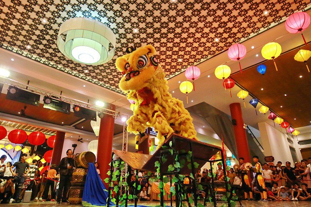 Mai hoa thung trên nước lần đầu tiên được biểu diễn ở Lễ hội lân sư rồng quốc tế Đà Nẵng 2019 - Ảnh 4.