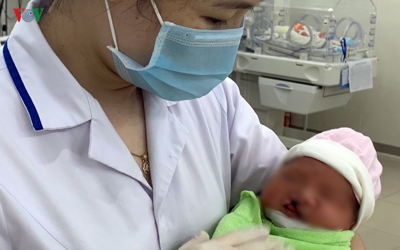 Một trẻ sơ sinh dị tật bị mẹ bỏ rơi tại Quảng Ngãi cần giúp đỡ - Ảnh 1.