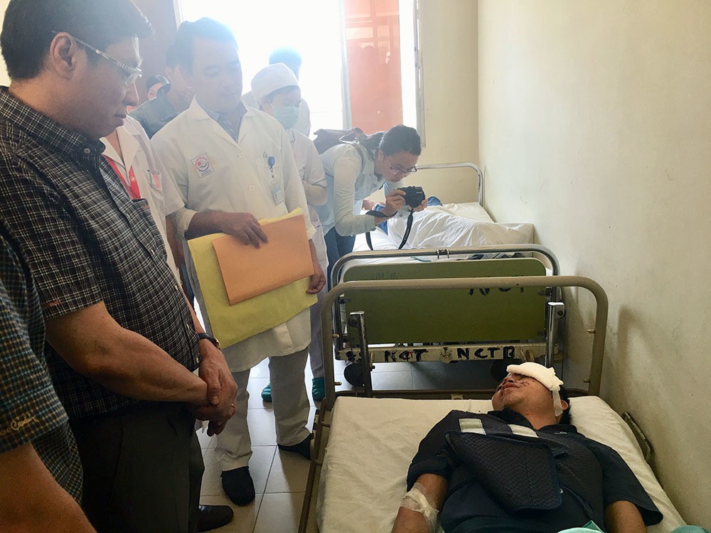 Con trai kể phút bố văng khỏi xe thiệt mạng vụ đâm xe khách ở Khánh Hòa - Ảnh 4.
