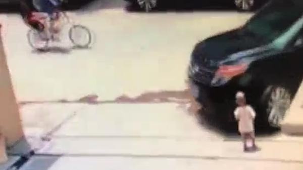 Công bố đoạn video tai nạn thương tâm của bé trai 1 tuổi bị &quot;nuốt chửng&quot; dưới bánh xe ô tô, hình ảnh hoảng loạn người mẹ khiến mọi người ám ảnh - Ảnh 1.