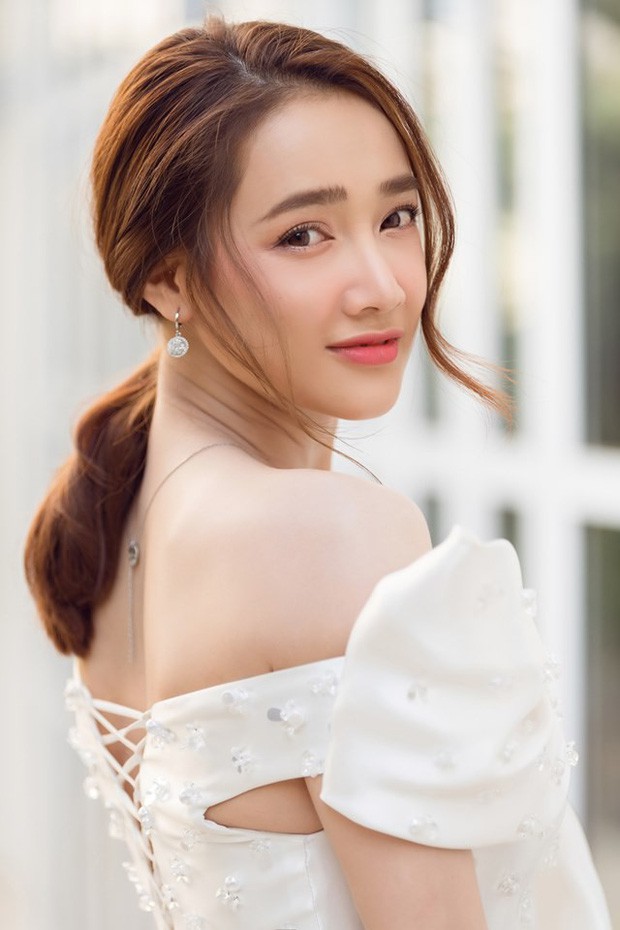 Có một kiểu con gái như Nhã Phương: Cứ đánh son đỏ quyền lực thì kém xinh, son phấn nhẹ nhàng lại thăng hạng nhan sắc - Ảnh 1. Có một kiểu con gái như Nhã Phương: Cứ đánh son đỏ quyền lực thì kém xinh, son phấn nhẹ nhàng lại thăng hạng nhan sắc - Ảnh 1.