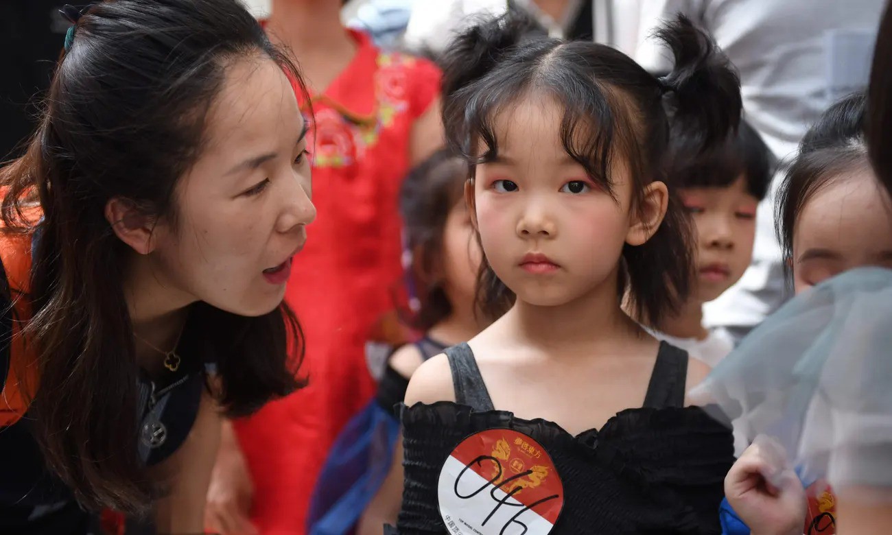 Nghề người mẫu nhí ở Trung Quốc: Bố mẹ lấy cớ trau dồi sự tự tin nhưng vô tình trở thành &quot;kẻ bạo hành&quot;, biến con thành cỗ máy kiếm tiền - Ảnh 1.
