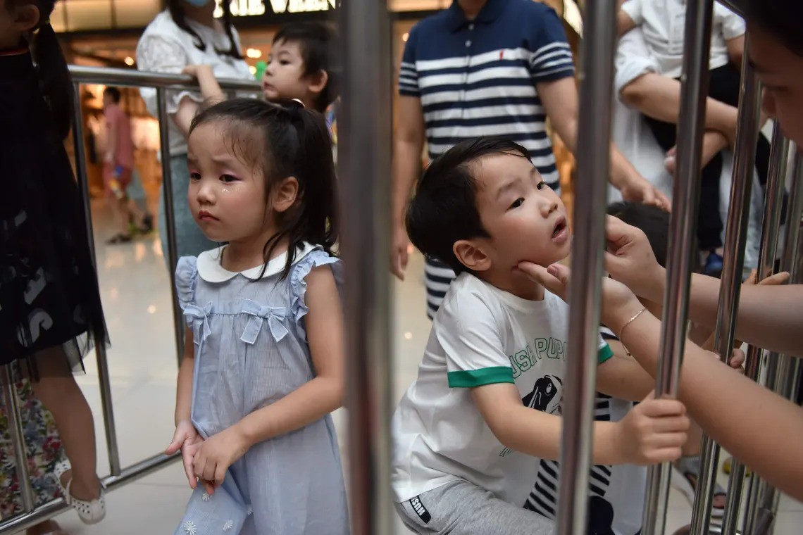 Nghề người mẫu nhí ở Trung Quốc: Bố mẹ lấy cớ trau dồi sự tự tin nhưng vô tình trở thành &quot;kẻ bạo hành&quot;, biến con thành cỗ máy kiếm tiền - Ảnh 7.