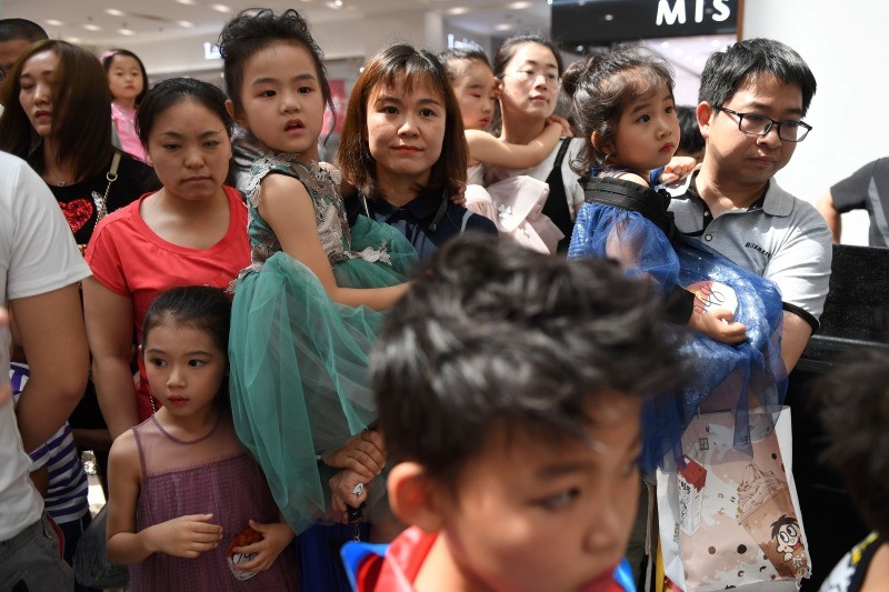 Nghề người mẫu nhí ở Trung Quốc: Bố mẹ lấy cớ trau dồi sự tự tin nhưng vô tình trở thành &quot;kẻ bạo hành&quot;, biến con thành cỗ máy kiếm tiền - Ảnh 9.