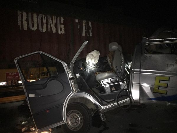 Xe khách đâm vào đuôi container đang đánh lái vào lề đường, 16 người nhập viện trong đêm - Ảnh 2.