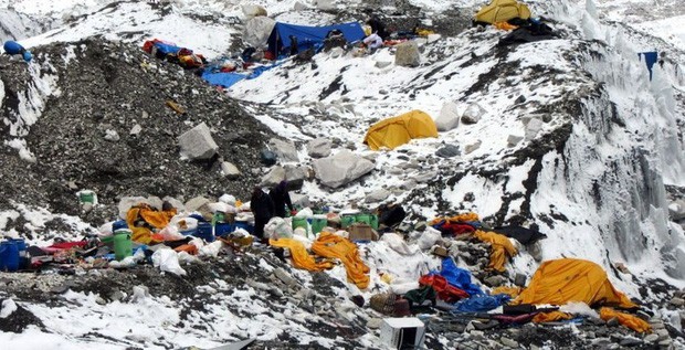 Nepal chính thức cấm mang nhựa lên Everest - bước đầu giải quyết hàng tấn rác chất thành núi trên nóc nhà của thế giới - Ảnh 2.