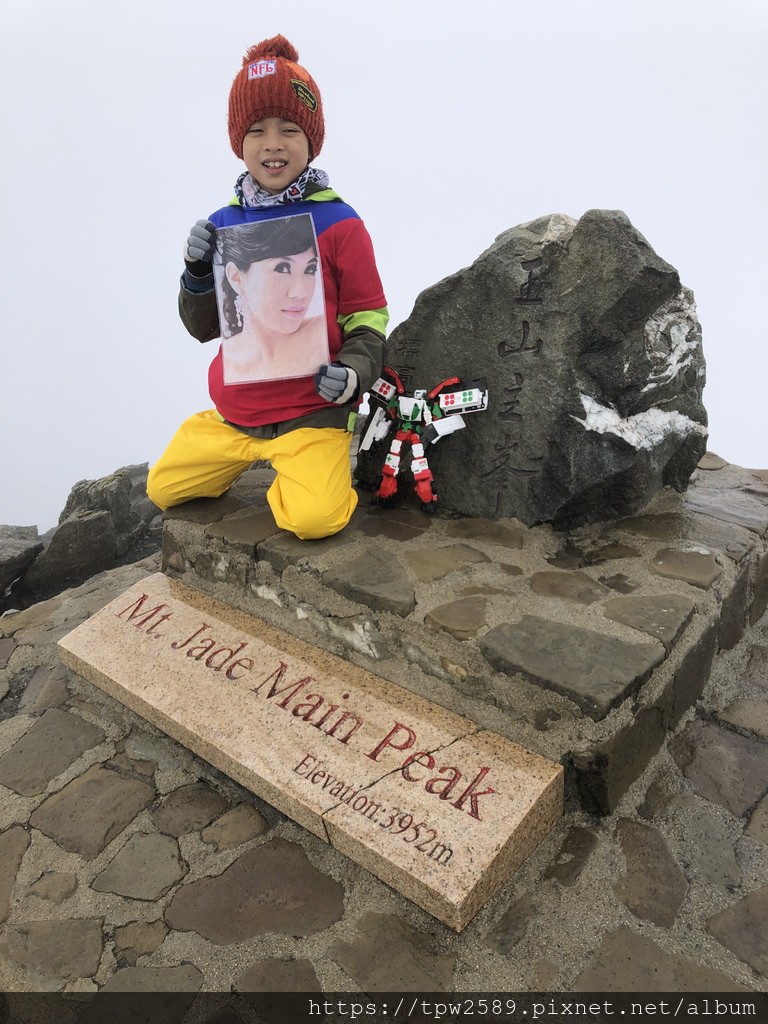 Cậu bé 8 tuổi chinh phục đỉnh núi cao 3952m để hoàn thành tâm nguyện cuối cùng của mẹ - Ảnh 4.