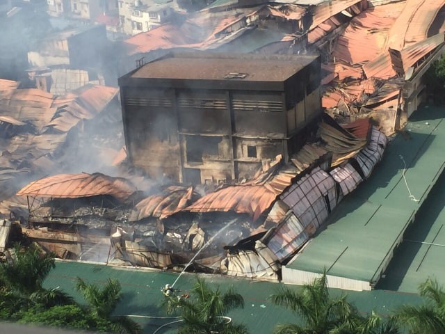 Flycam: Cảnh tan hoang tại Công ty Rạng Đông sau vụ cháy kéo dài hơn 5 tiếng - Ảnh 3.